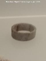 Cueva de las Ventanas. Brazalete piedra caliza pulida 4.500-3.100 a.C. Museo Arqueológico de Granada